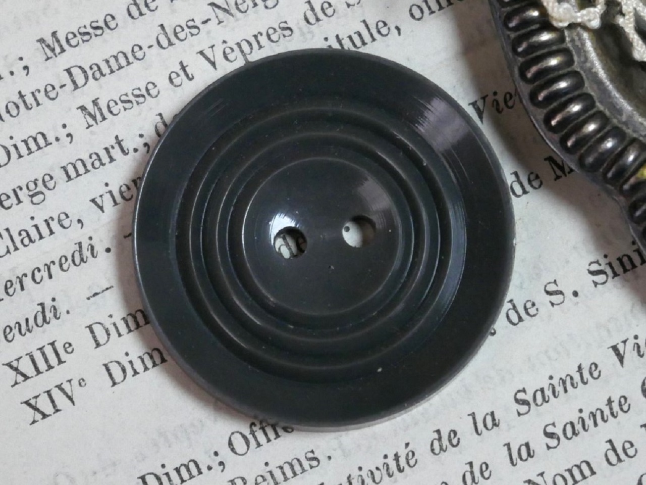 フランスヴィンテージダークグレイプラスチックボタン3L（直径3.1cm）