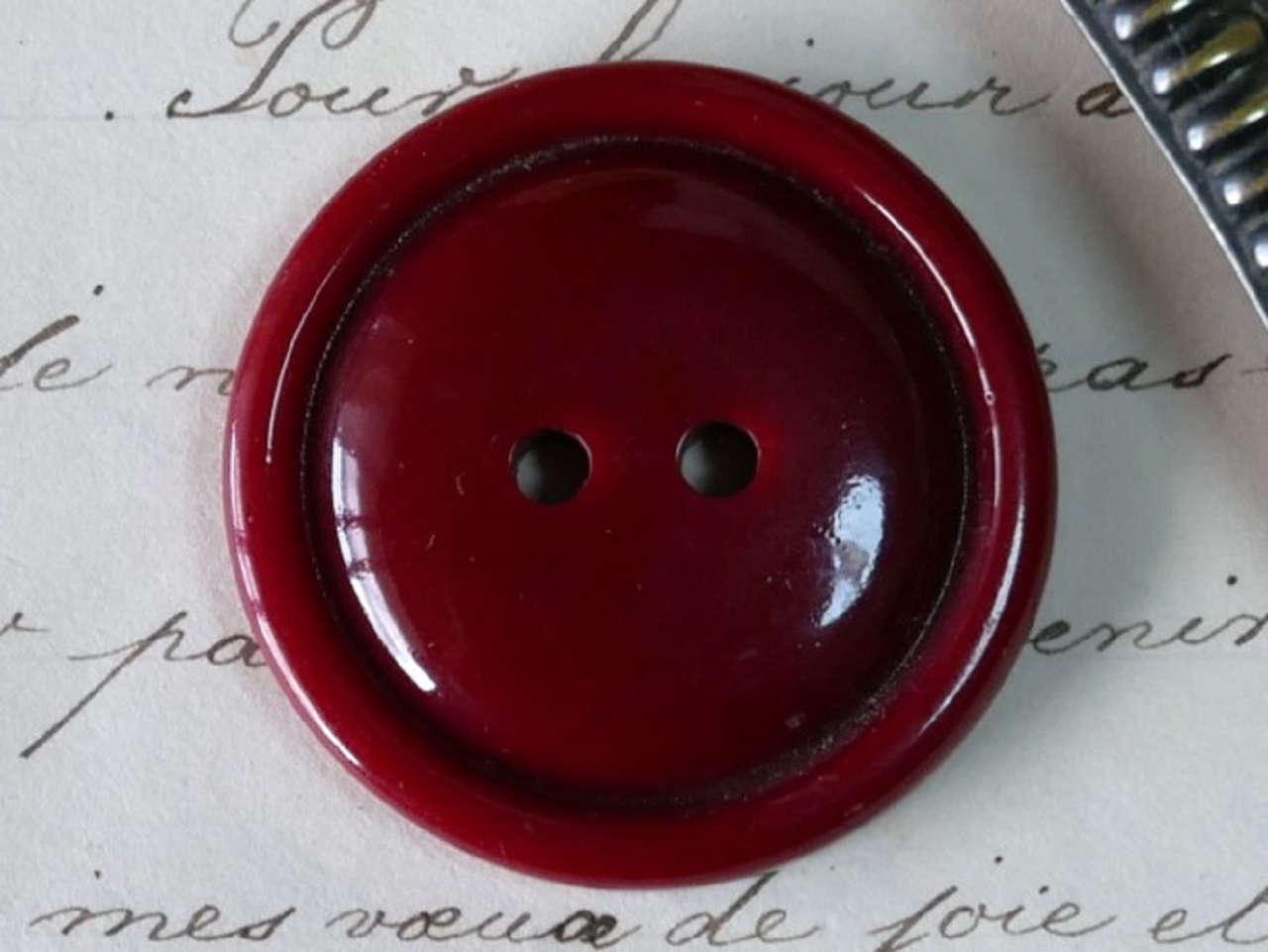 フランスヴィンテージラウンドダークレッドプラスチックボタンLL（直径2.7cm）