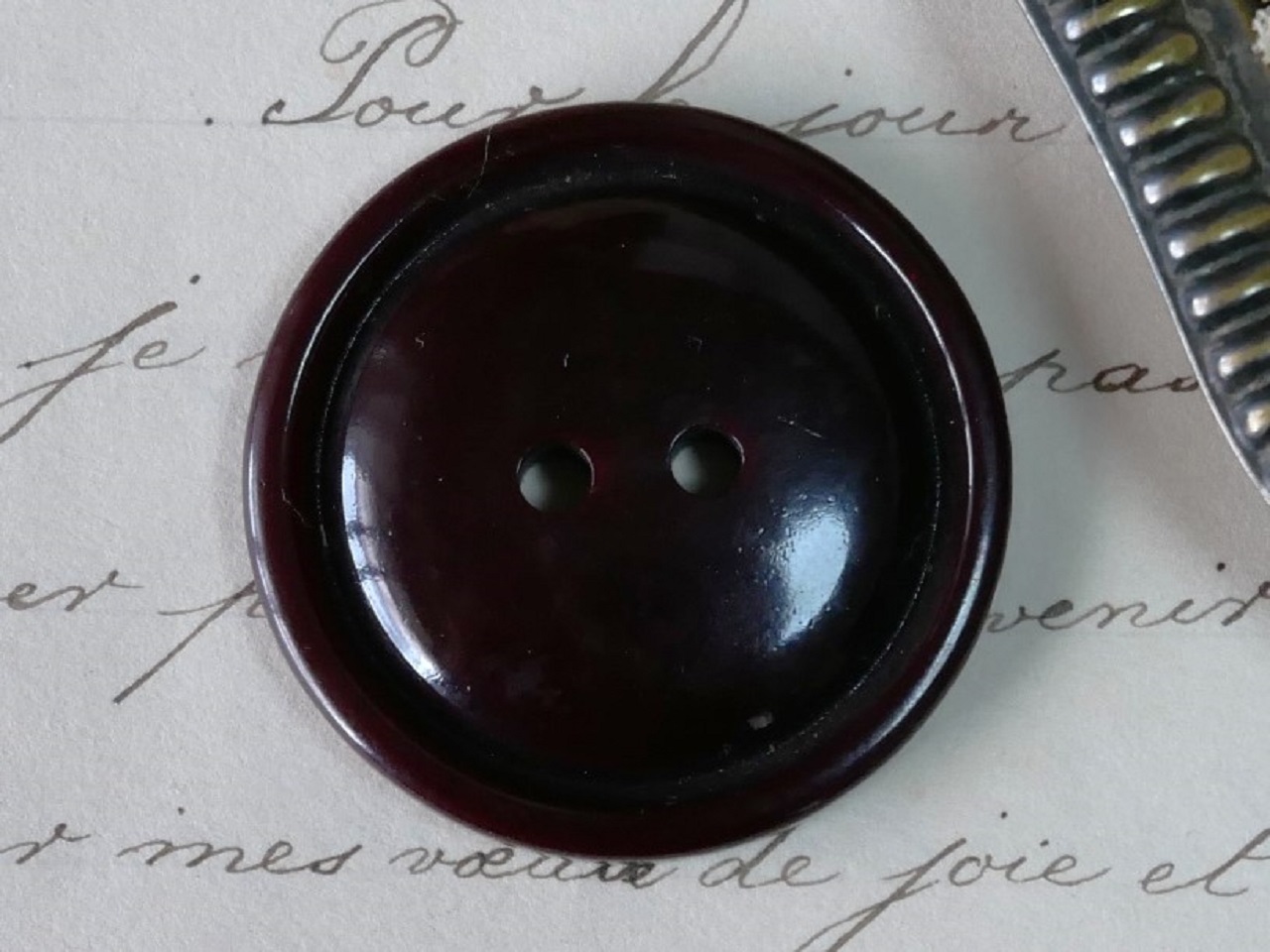 フランスラウンドプラスチックボタン（ダークブラウンLL）