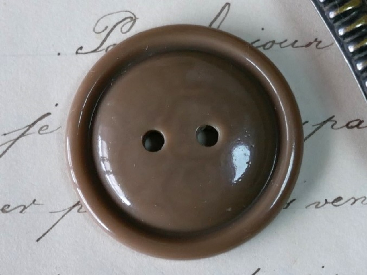 フランスラウンドプラスチックボタン（ミルクブラウンLL）