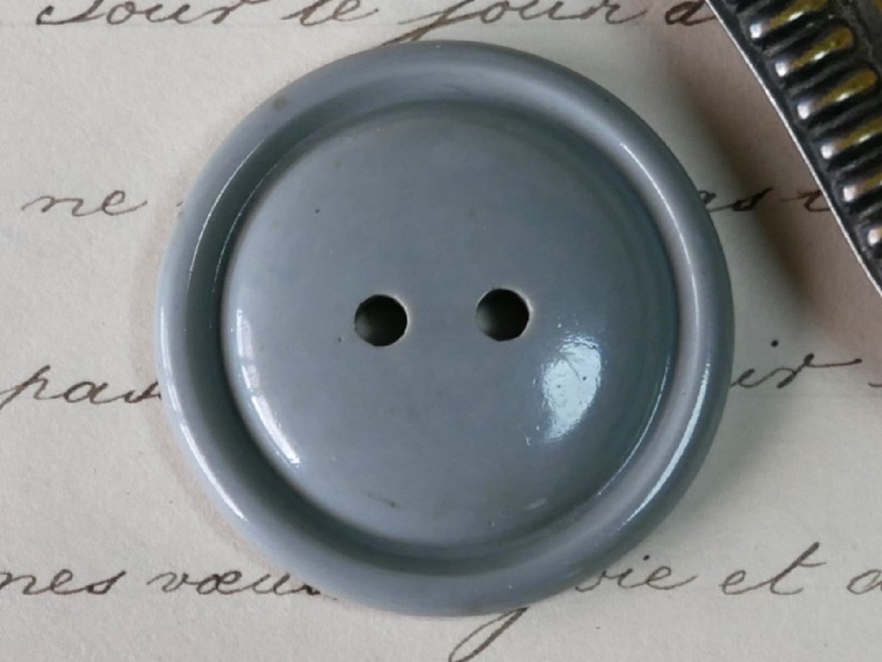 フランスラウンドプラスチックボタン（ミディアムグレーLL）