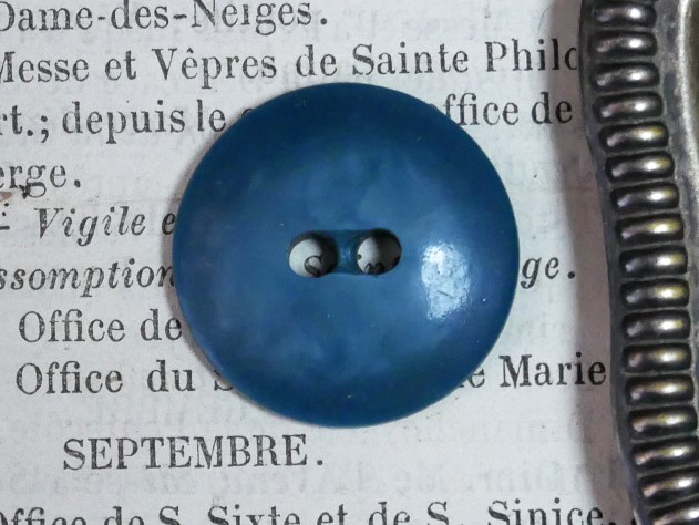 フランスラウンドプラスチックボタン（マットブルーL）