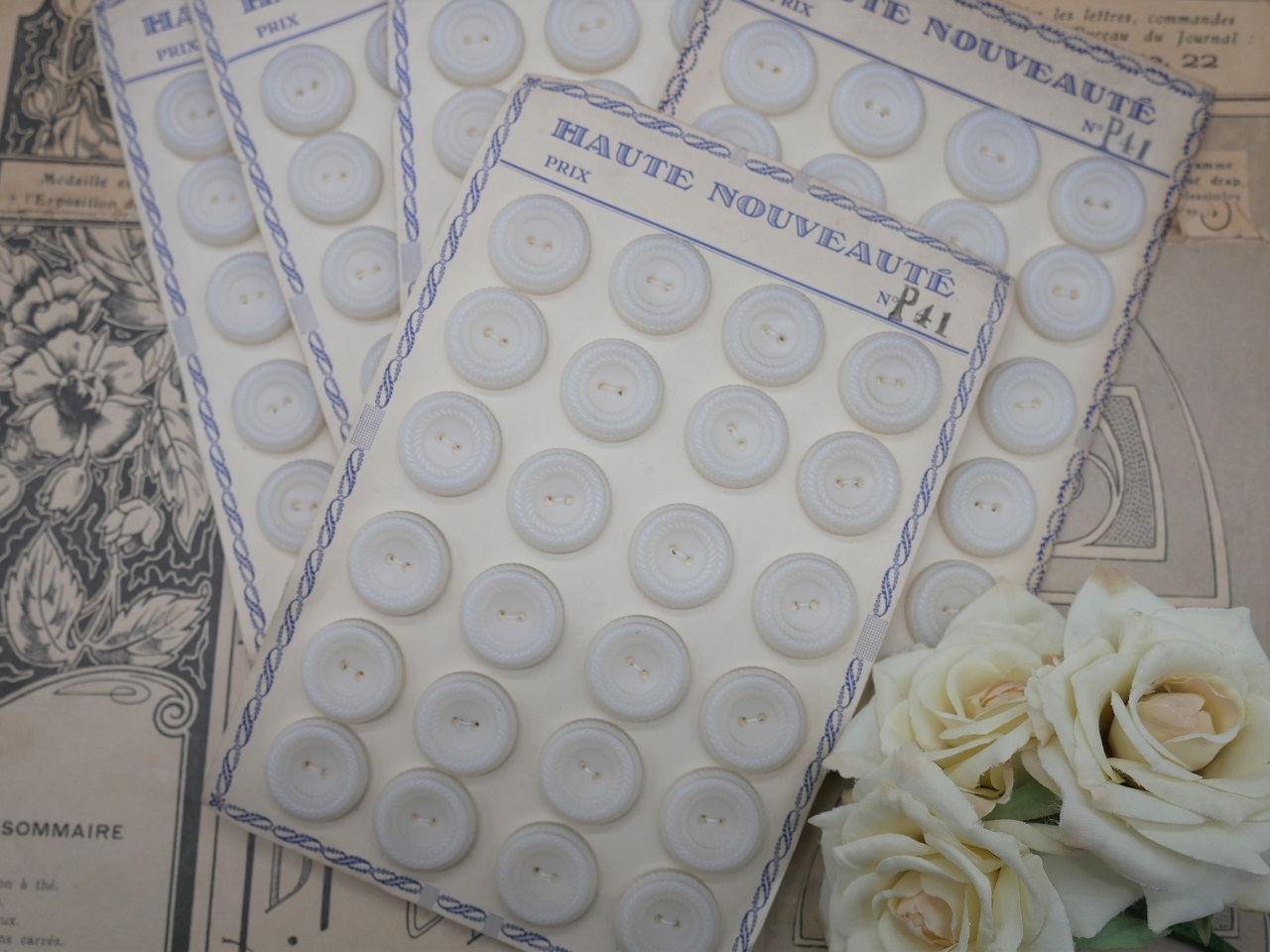 フランスアンティークプラスチックボタンシート（ホワイトP41）