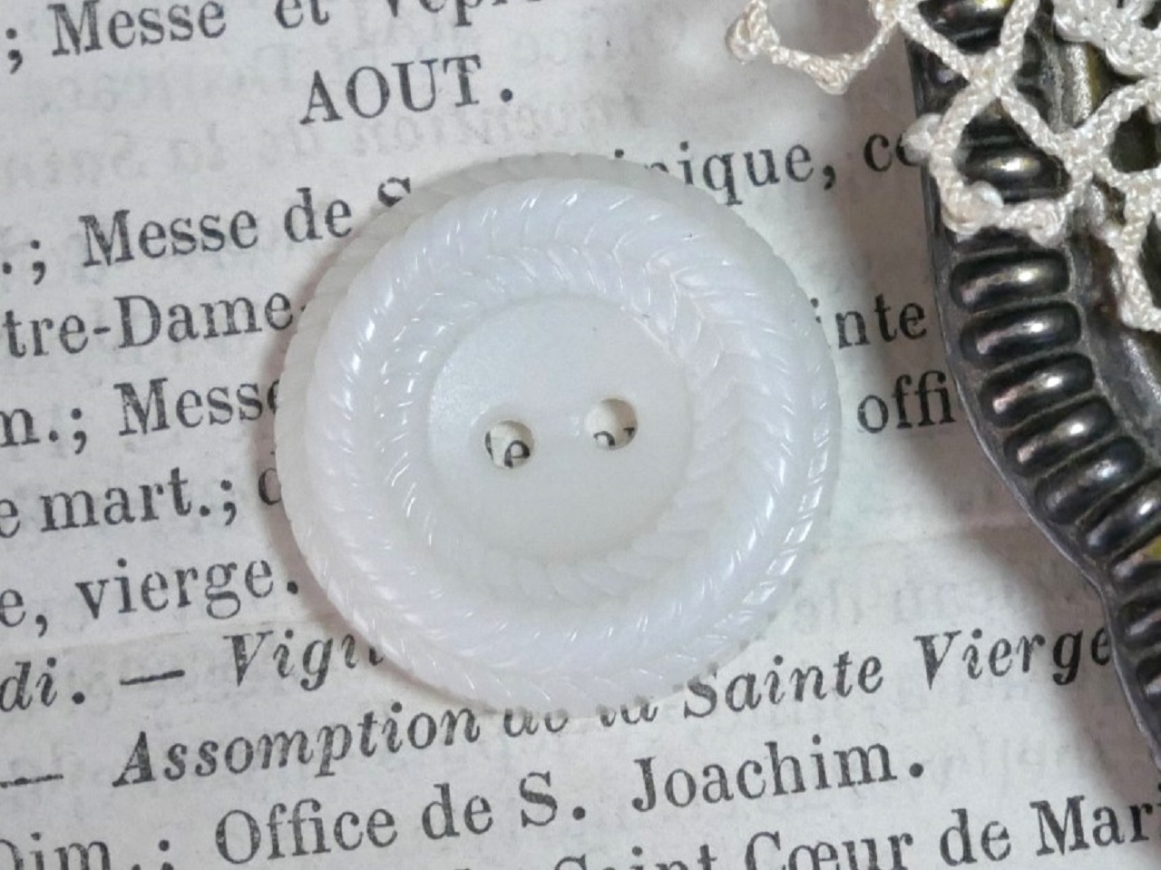 フランスアンティークプラスチックボタン（ホワイトP41）