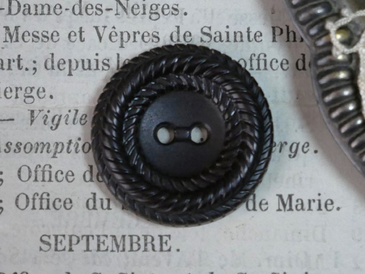 フランスアンティークプラスチックボタン（ダークグレイッシュブラウンP52）