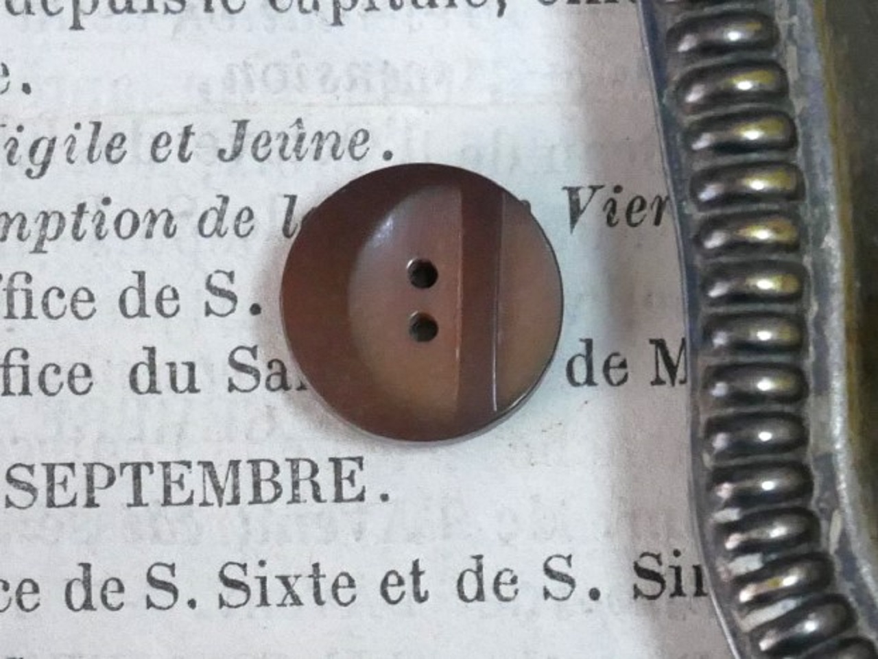 フランスヴィンテージガラリスミニブラウンボタンSS（直径1.2cm）