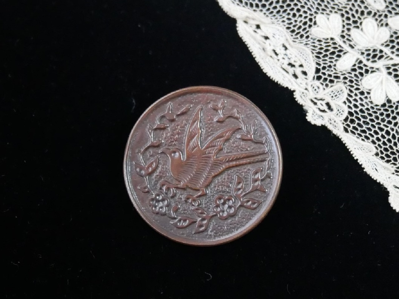 フランスアンティーク小鳥のメタルボタンB（直径2.7cm）