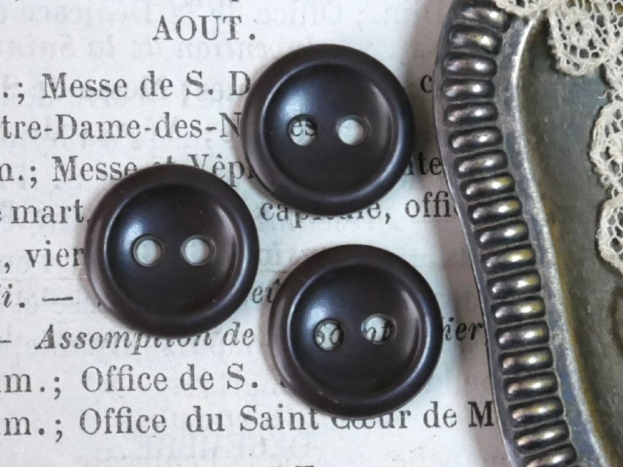 フランスヴィンテージブラウンプティプラスチックボタン3個セット（直径1.4cm）