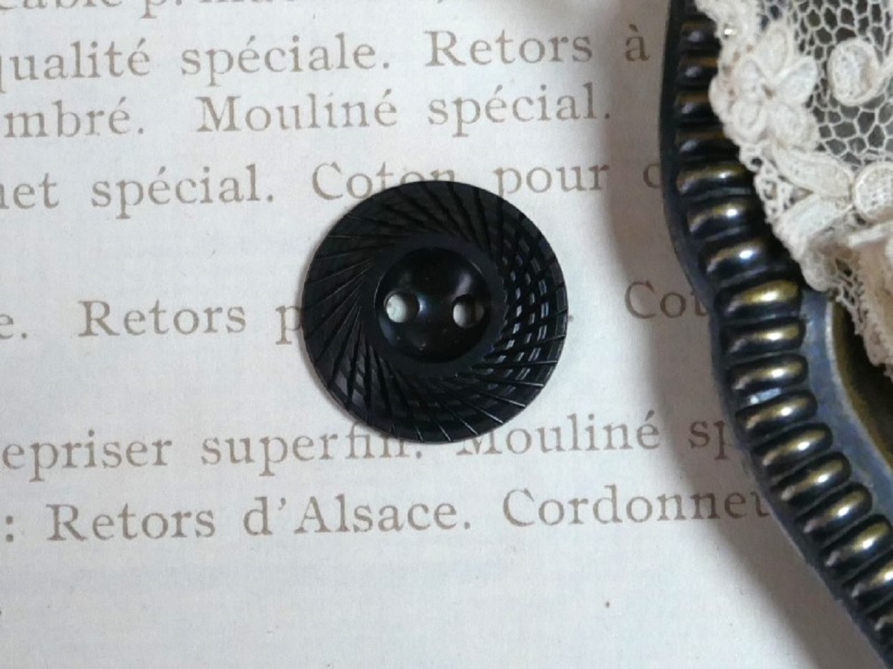 フランスプラスチックデザインボタンS（ダークチャコールグレー/T11）