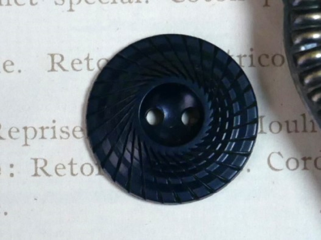 フランスプラスチックデザインボタンM（ダークグレイブルー /T37）