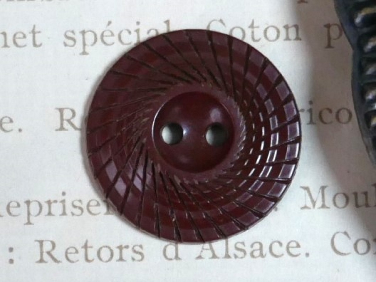 フランスヴィンテージブラウンデザインプラスチックボタンM（ 直径1.9cm/T28）