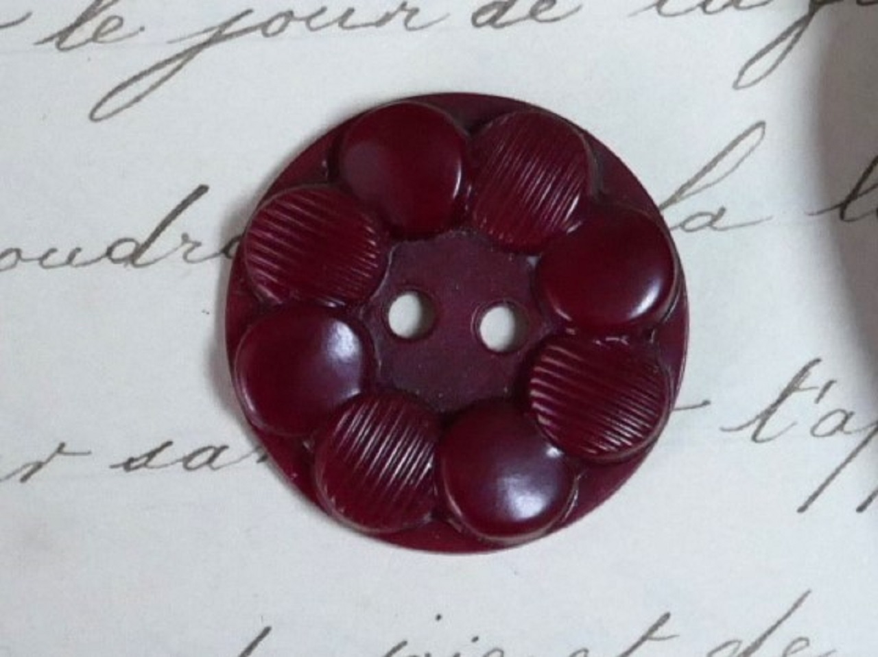 フランスヴィンテージフラワーシェイプボルドープラスチックボタン（M直径1.9cm/L016）