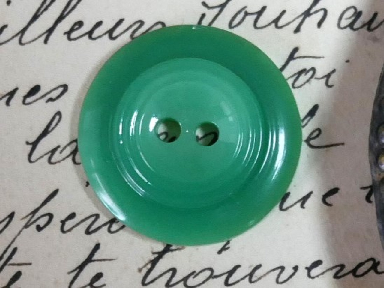 フランスプラスチックボタンM（GO21/グリーン）