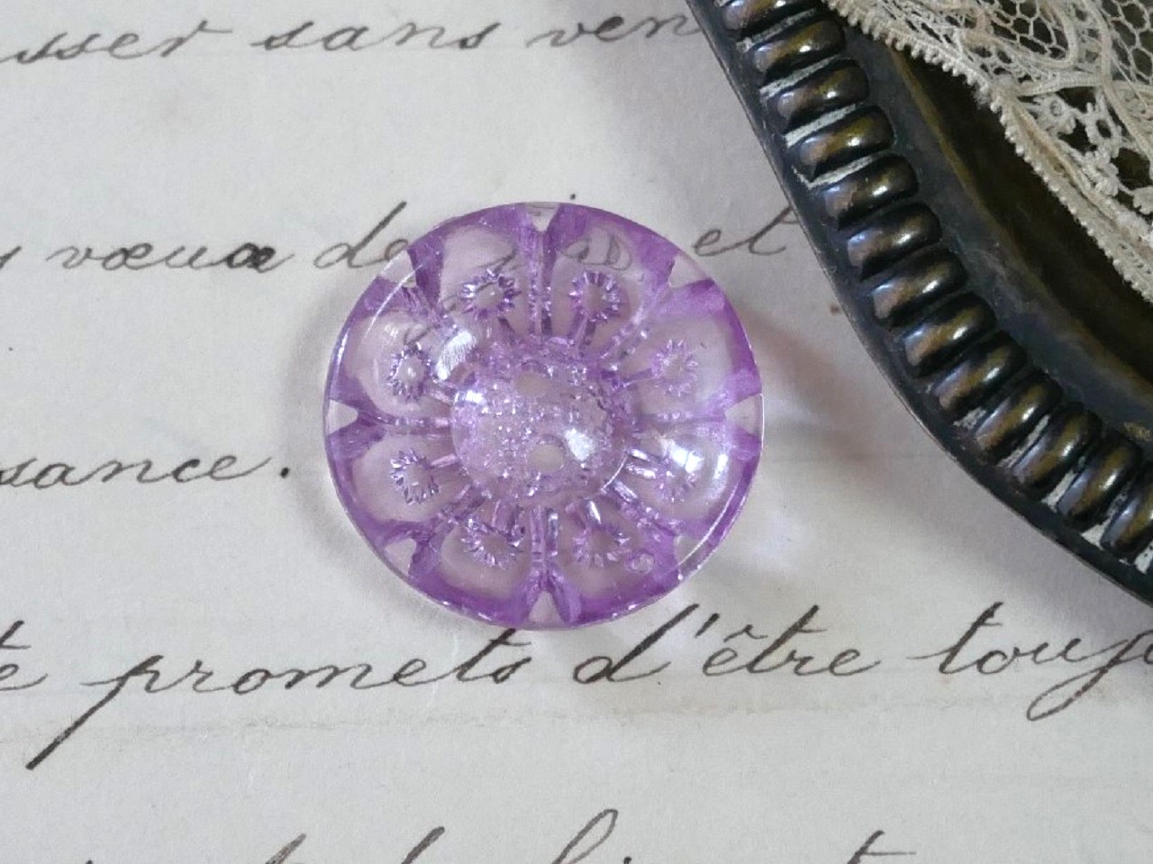 フランスフラワーシェイププレキシパープルボタン（直径1.8cm）