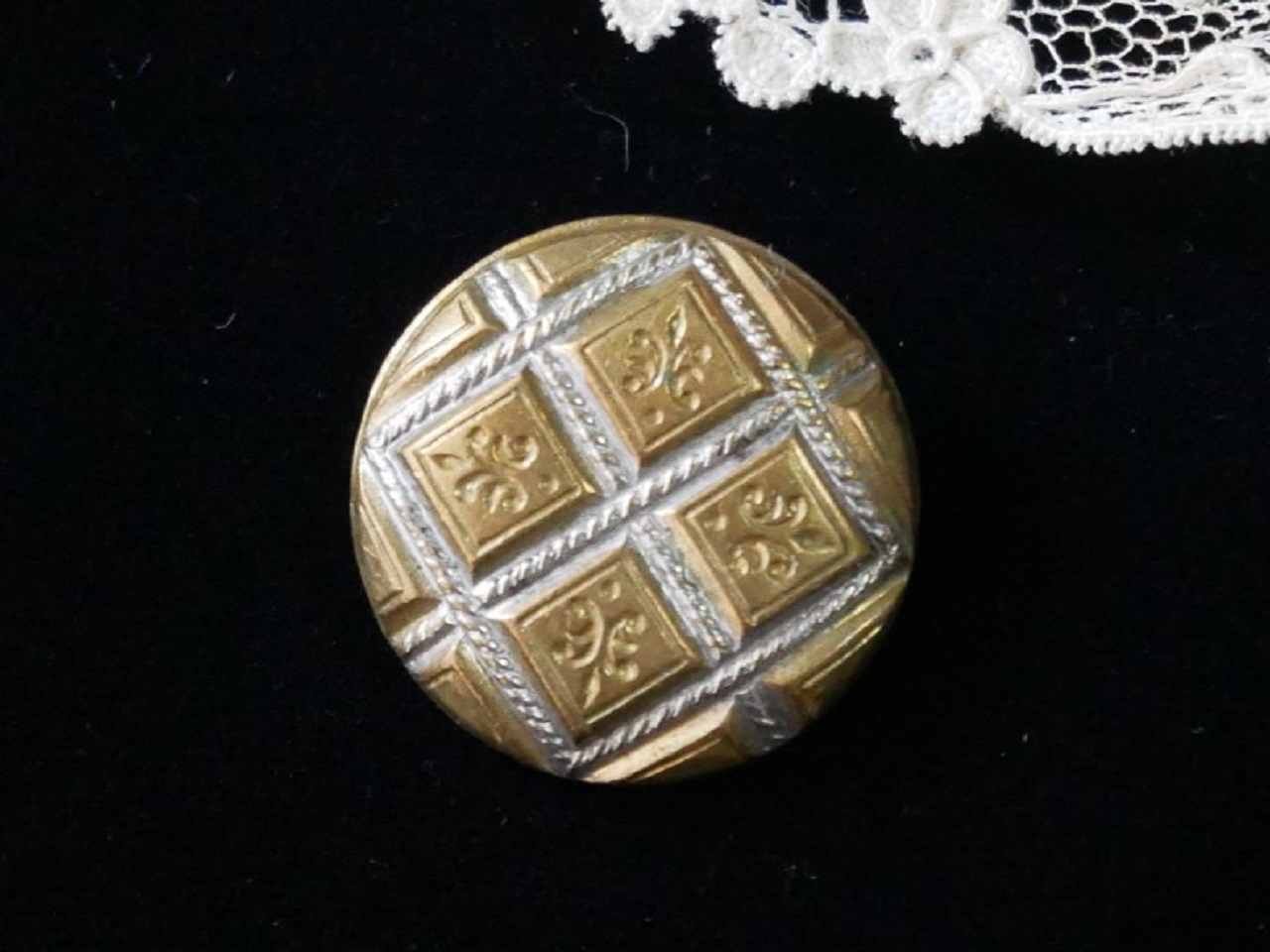 フランスアンティークメタルデザインボタンC