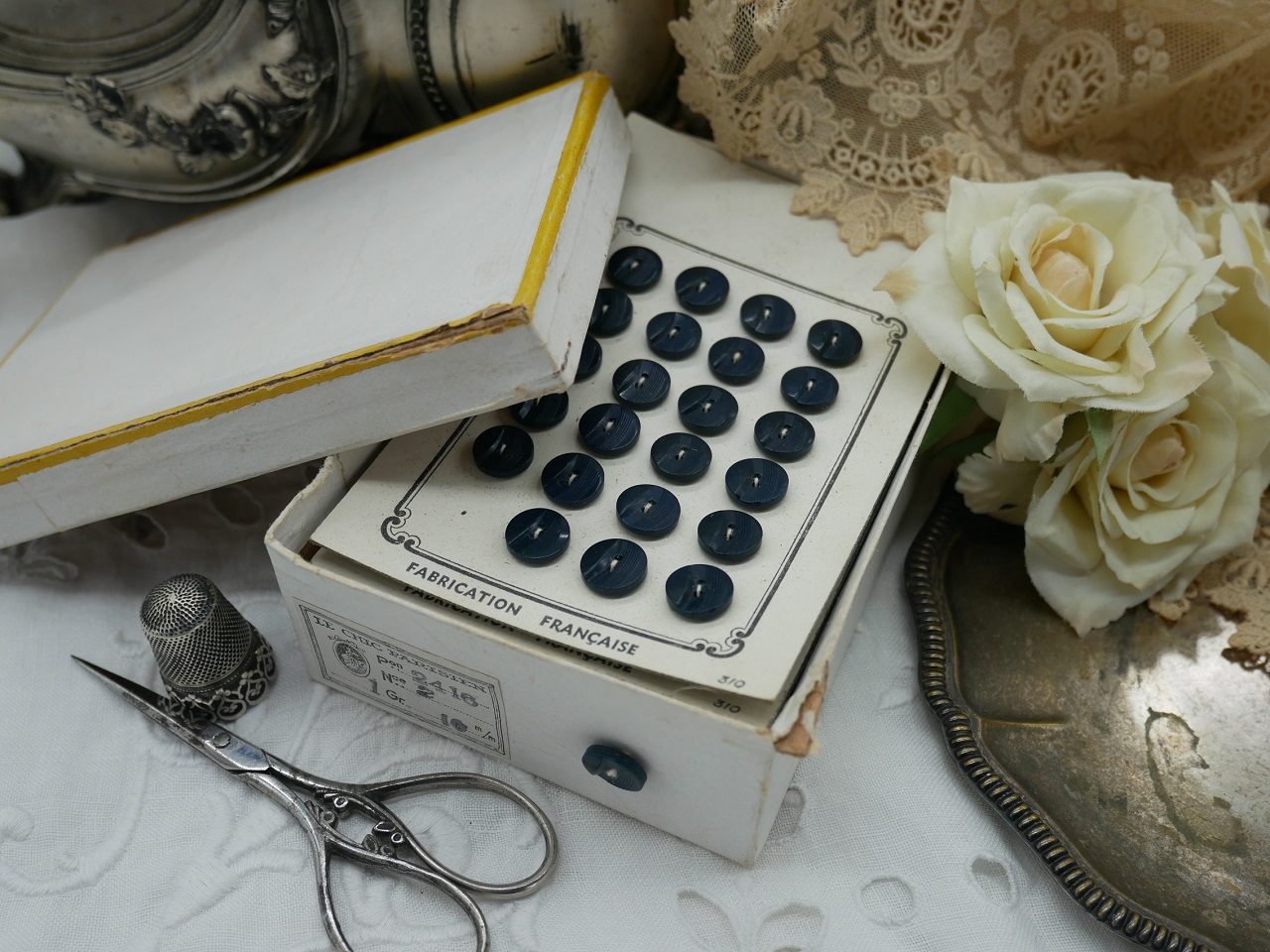 フランスアンティークCORROZOボタンシートボックス入りセット