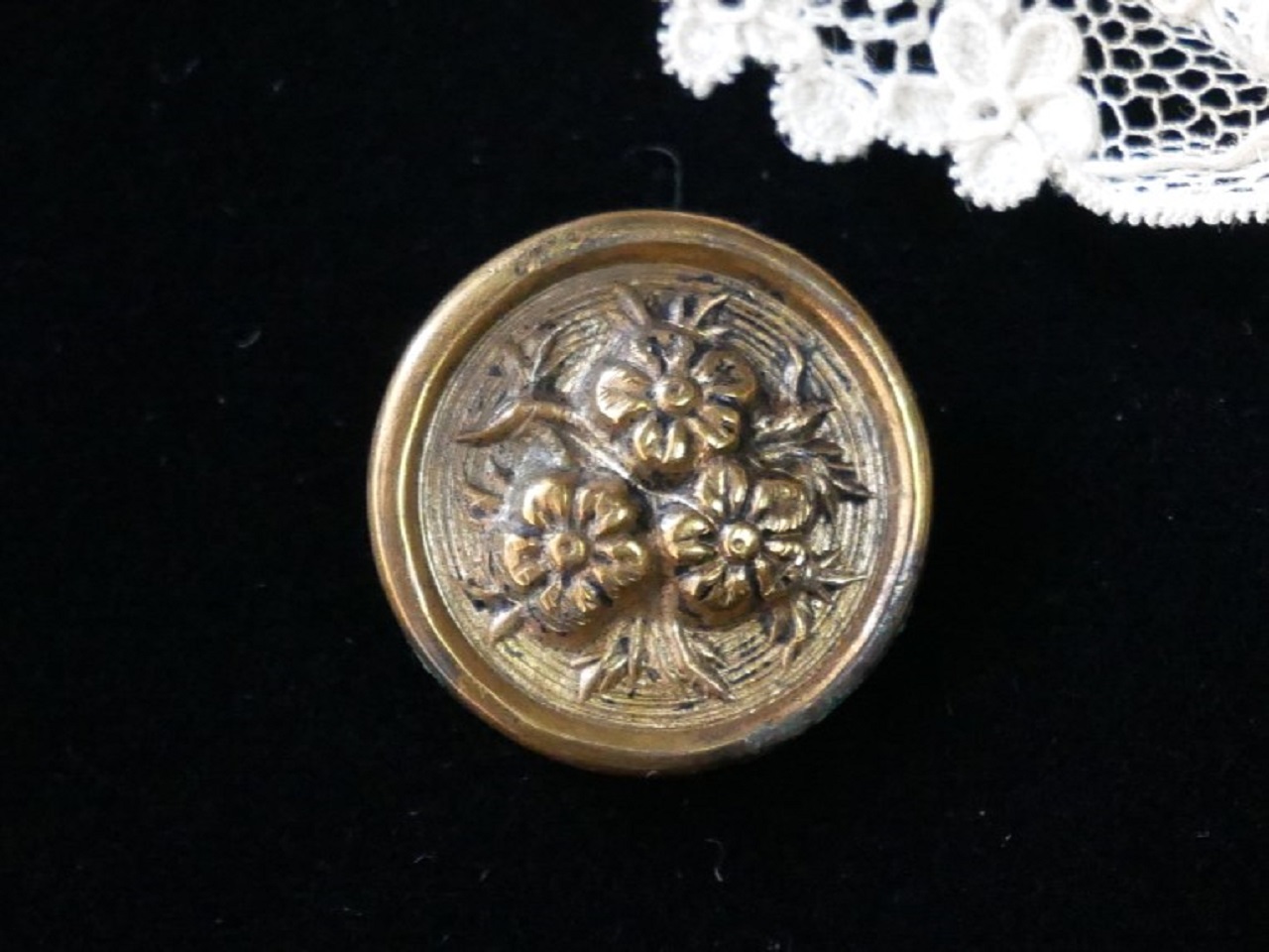 フランスアンティークフラワーレリーフメタルボタン