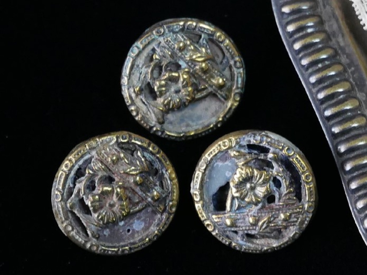 フランスアンティーク透かしレリーフメタルミニボタン3個セット（直径1.3cm）