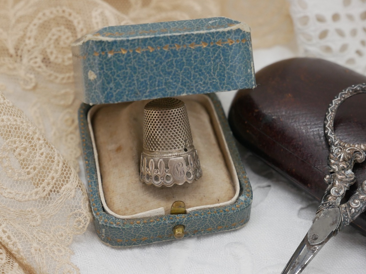 フランスアンティークシルバーシンブルケース付き