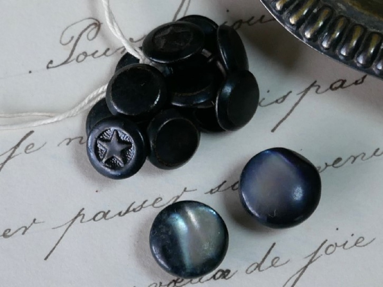 フランスアンティークメタルミニボタン12個とマザーオブパールミニボタン2個セット