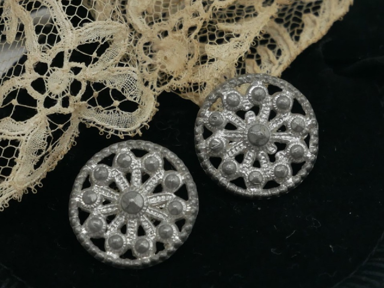 フランスアンティークカットスチール透かしボタン2個セット（直径1.7cm） A