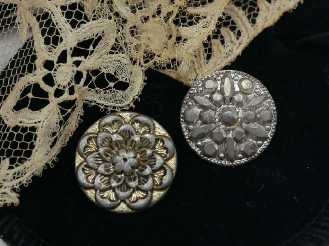 フランスアンティークメタルデザインボタン2個セット（直径1.7cm,1.6cm）