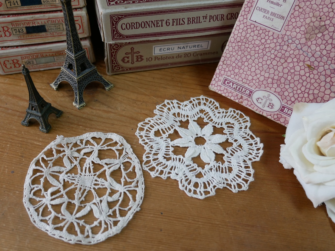フランスアンティークラウンド&フラワーモチーフレース 2個セット A