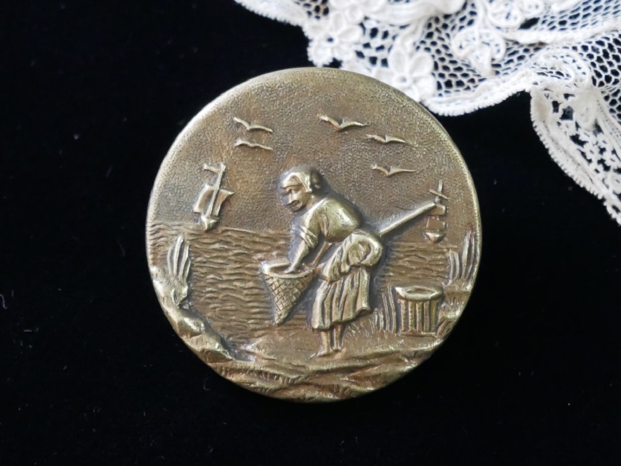 フランスアンティークPARISバックピクチャーボタン（直径3.4cm）