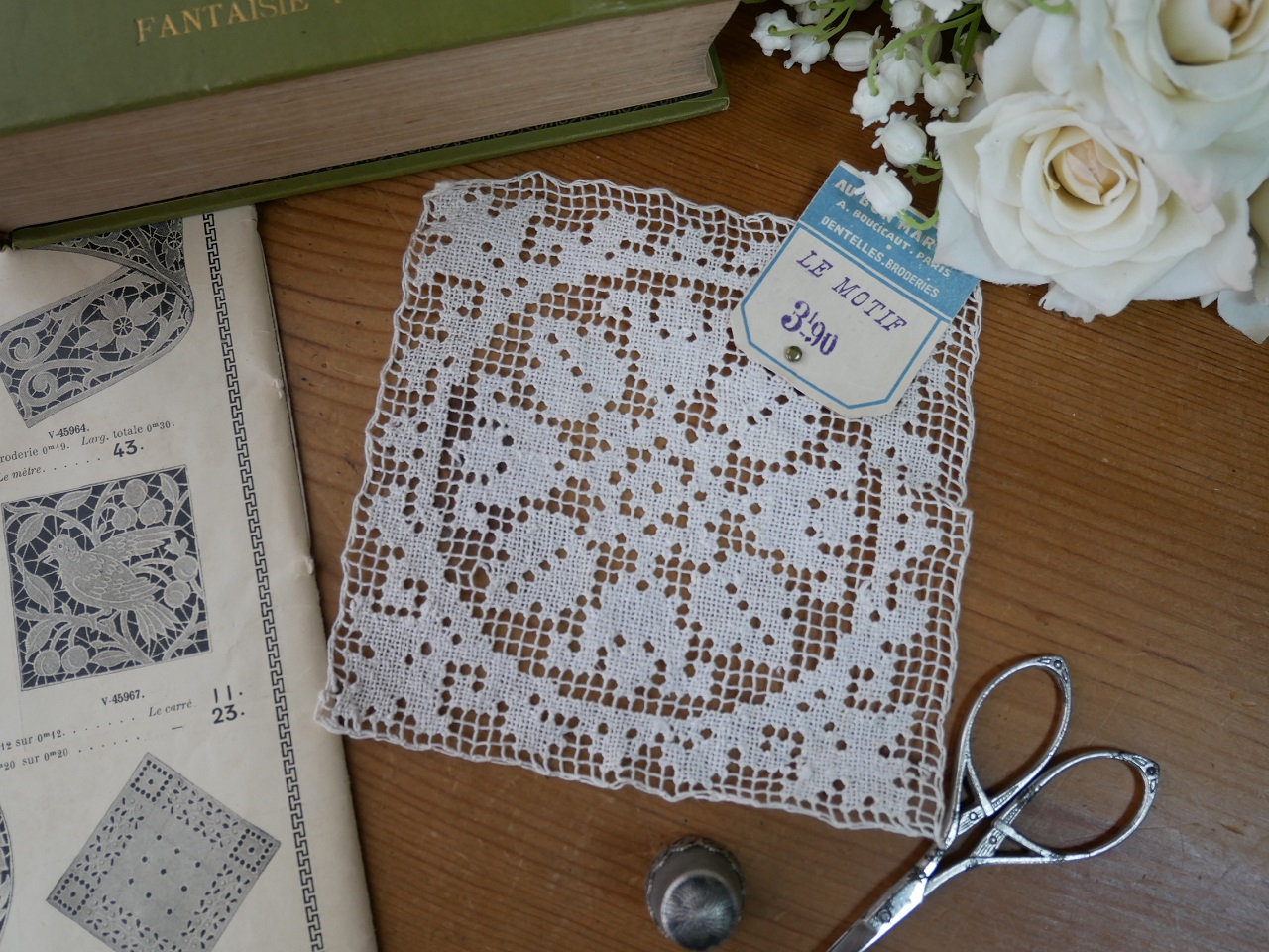 フランスAU BON MARCHEタグ付きスクエアフィレレースモチーフ E