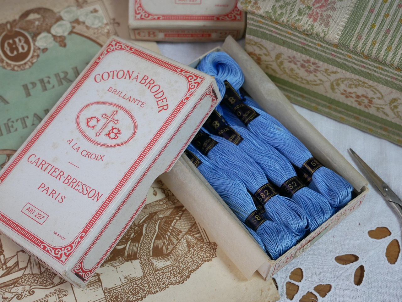 アンティークCARTIER-BRESSONボックス入り刺繍糸セット582