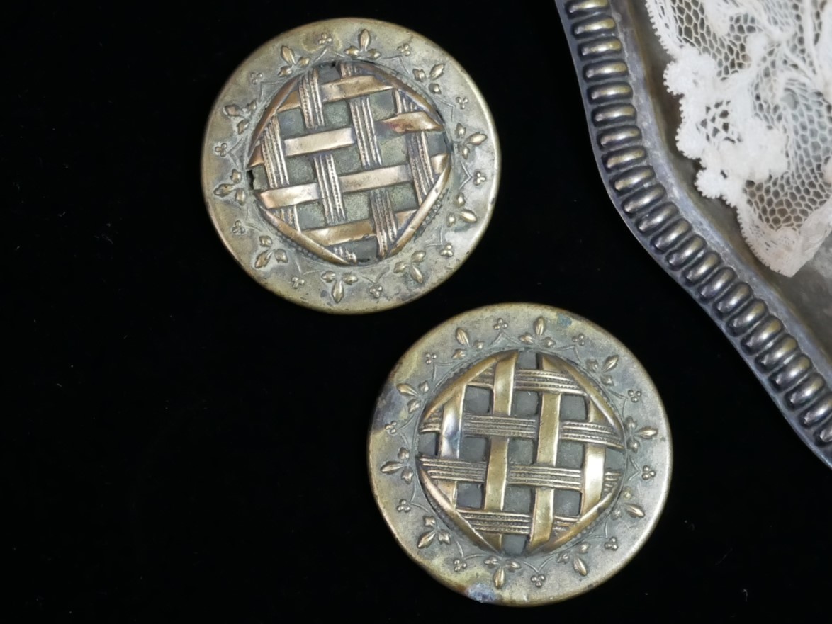 フランスアンティークリーフレリーフ真鍮ボタン（直径2.75cm）