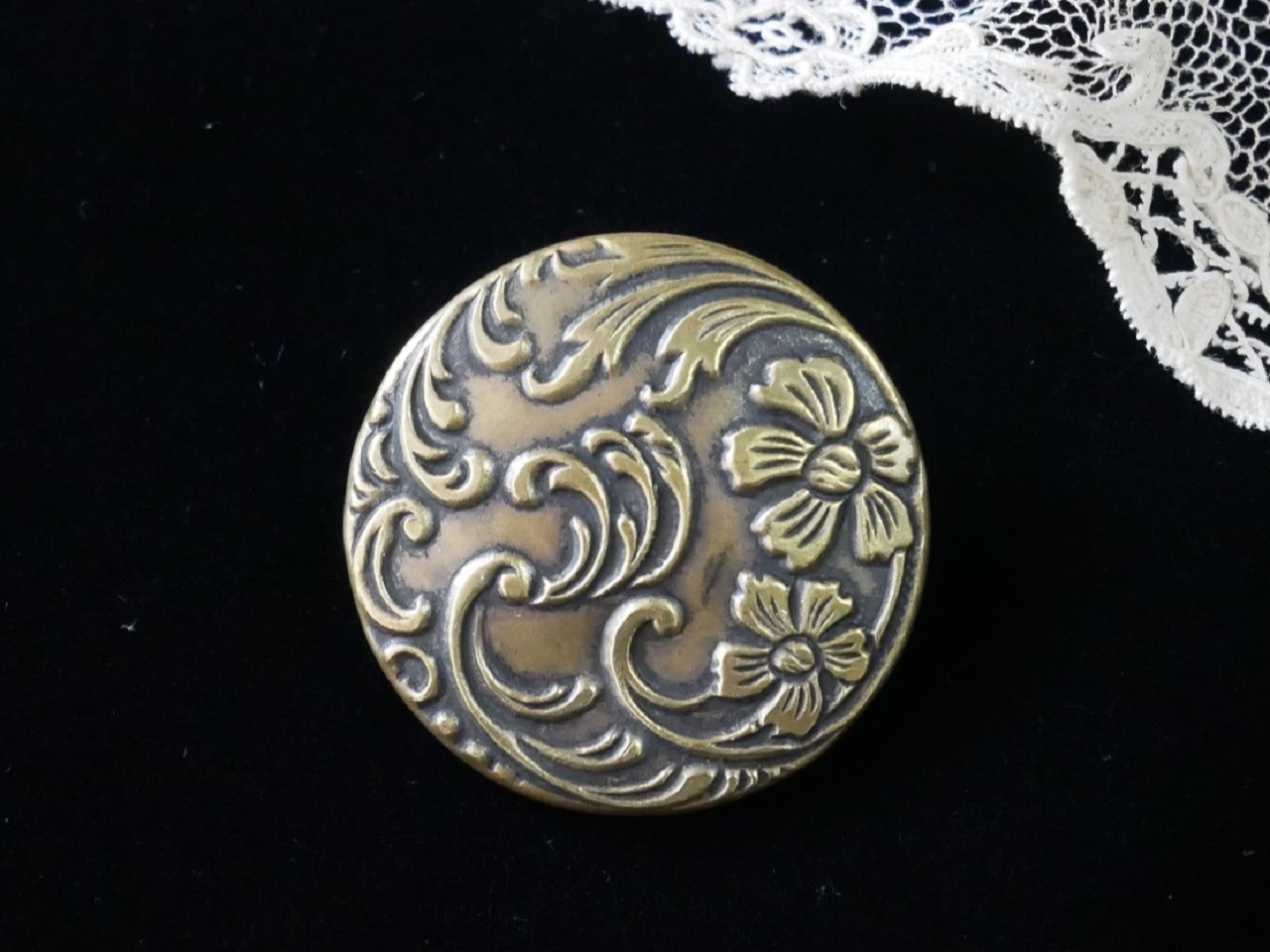 フランスアンティークフラワー&リーフレリーフ真鍮ボタン（直径2.6cm）