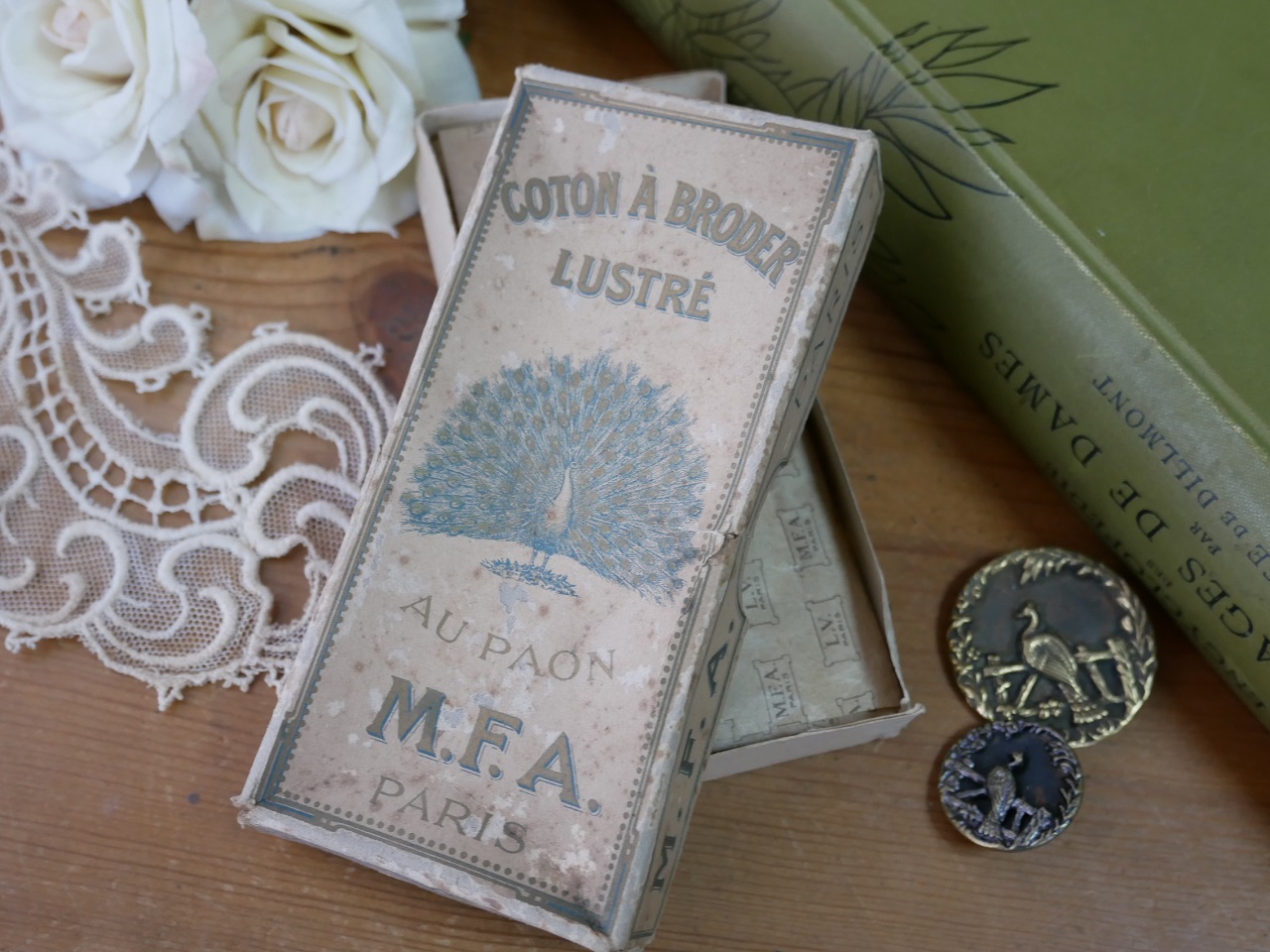 アンティークF.M.A.社製クジャクのコットン刺繍糸用ボックス B