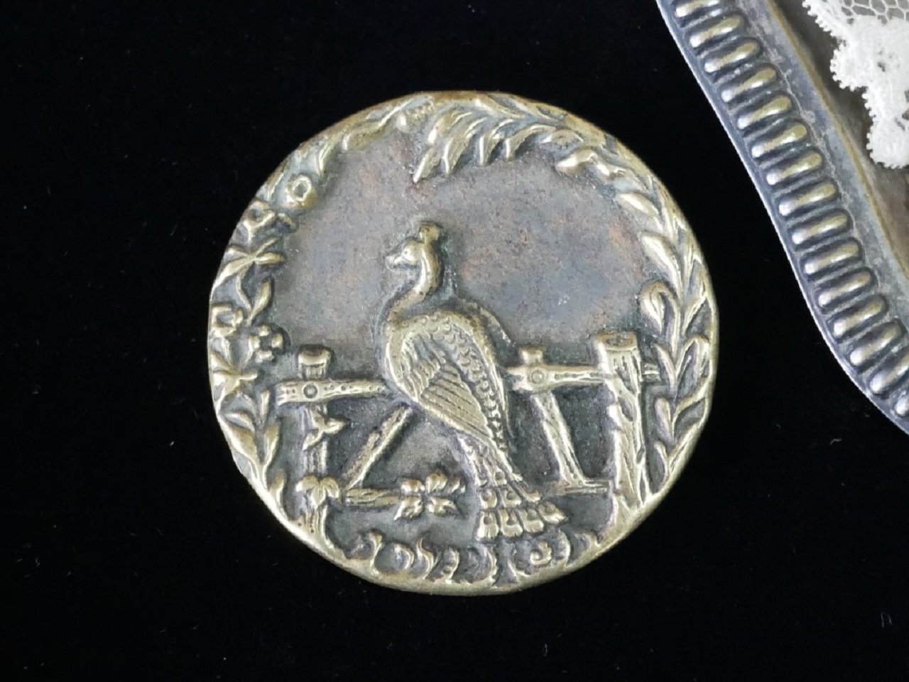 フランスアンティーククジャクのピクチャーボタンL（直径3.4cm）