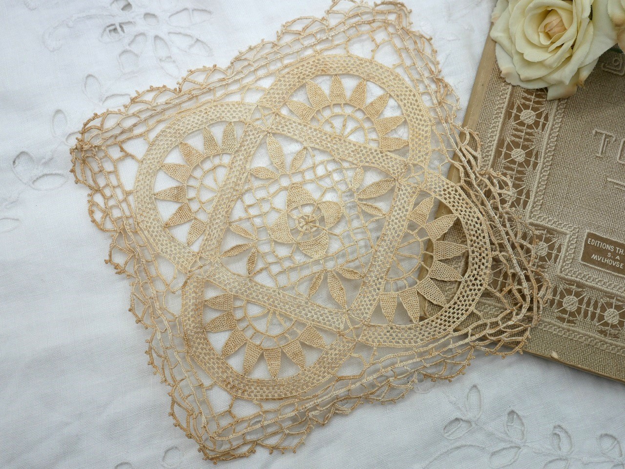 アンティークニードルポイントスクエアモチーフレース