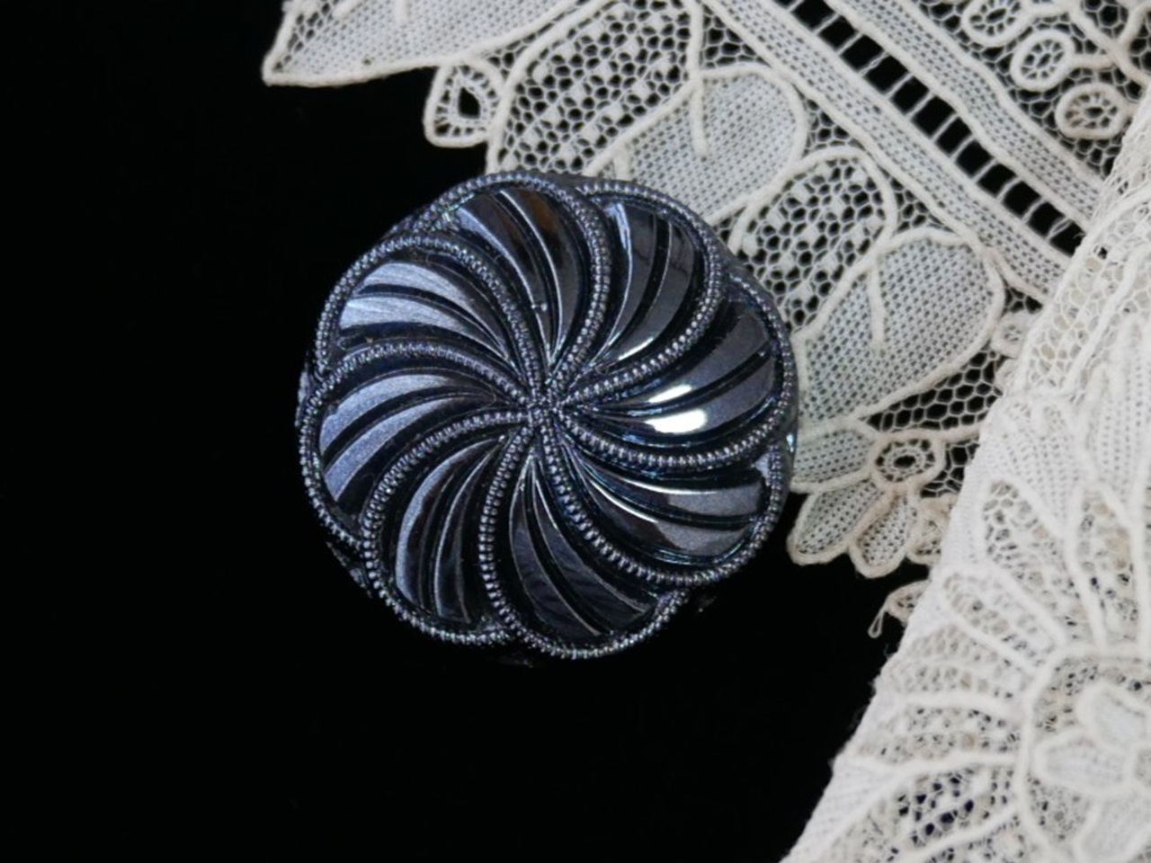 フランスヴィンテージブラックガラスフラワーシェイプボタン（直径2.2cm）