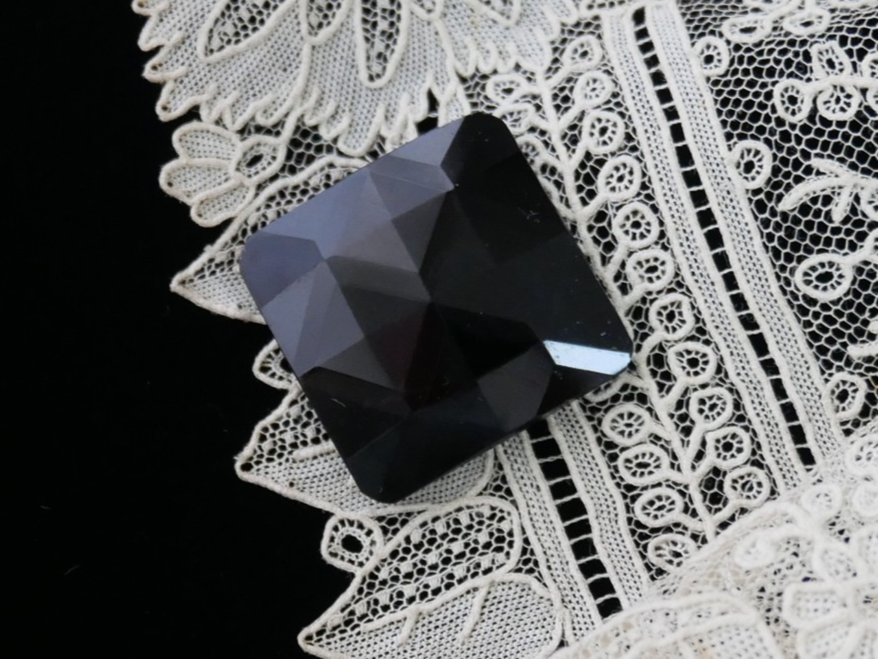 フランスヴィンテージブラックガラスファセットカットデザインボタン（2.0cm角）