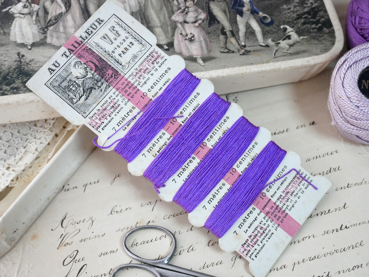 フランスアンティークVF社製紙製台紙パープルシルク糸巻き