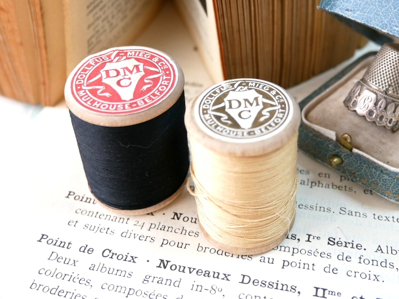 フランスDMC木製ブラック＆ゴールドコットン糸巻き2点セット