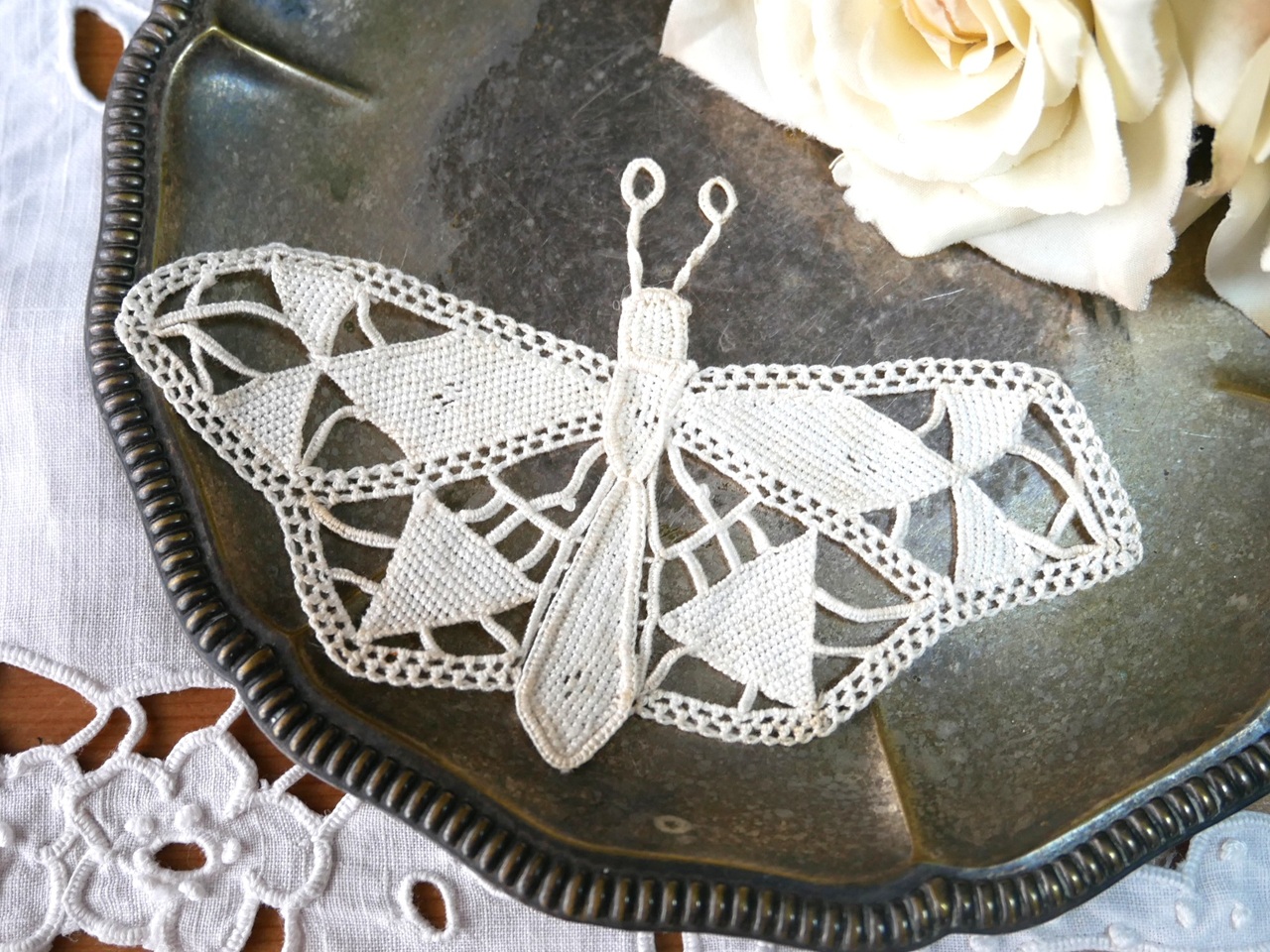 アンティークレティセラパピヨンモチーフ