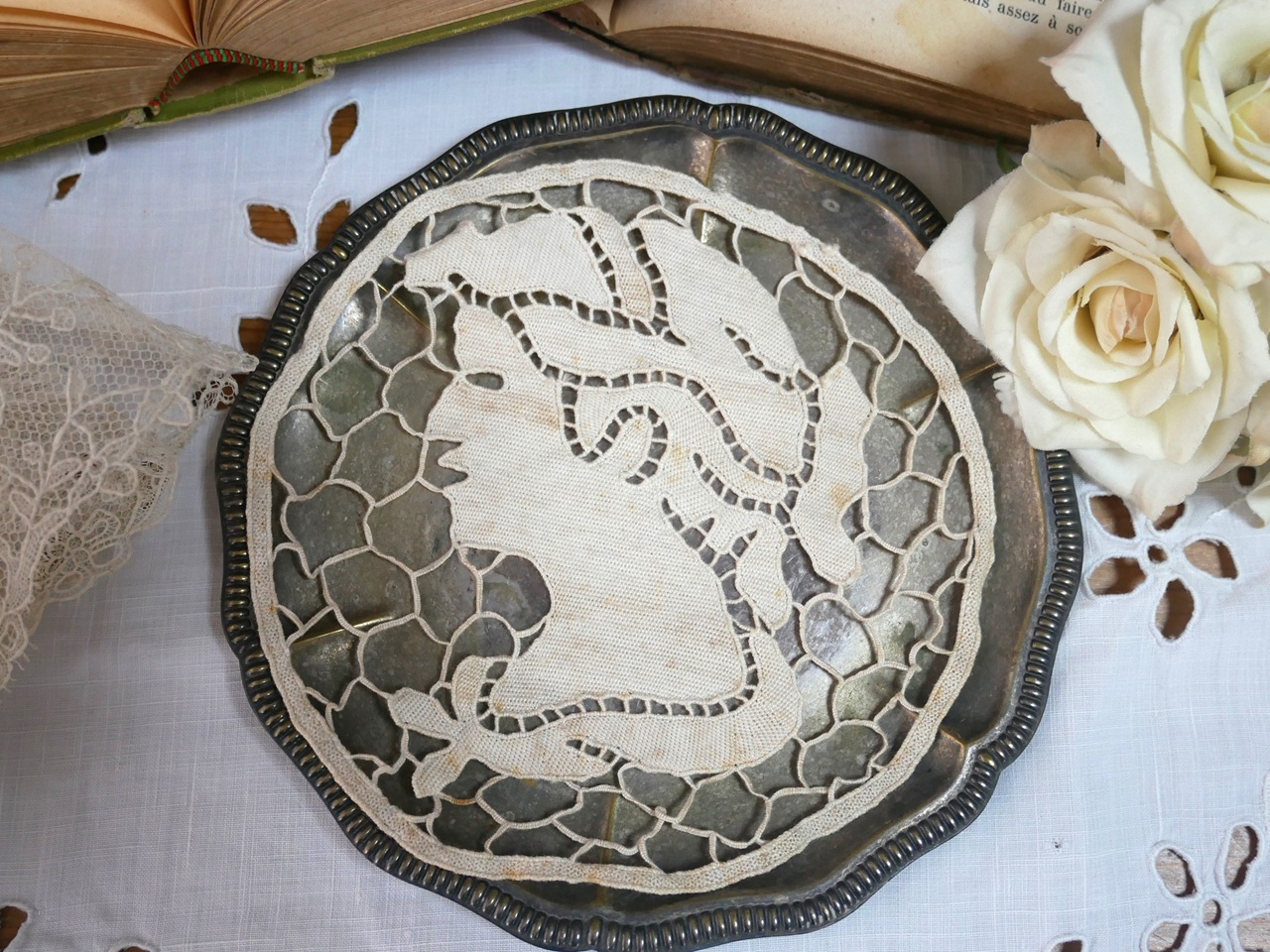 アンティークニードルポイントメダリオンレースドイリー