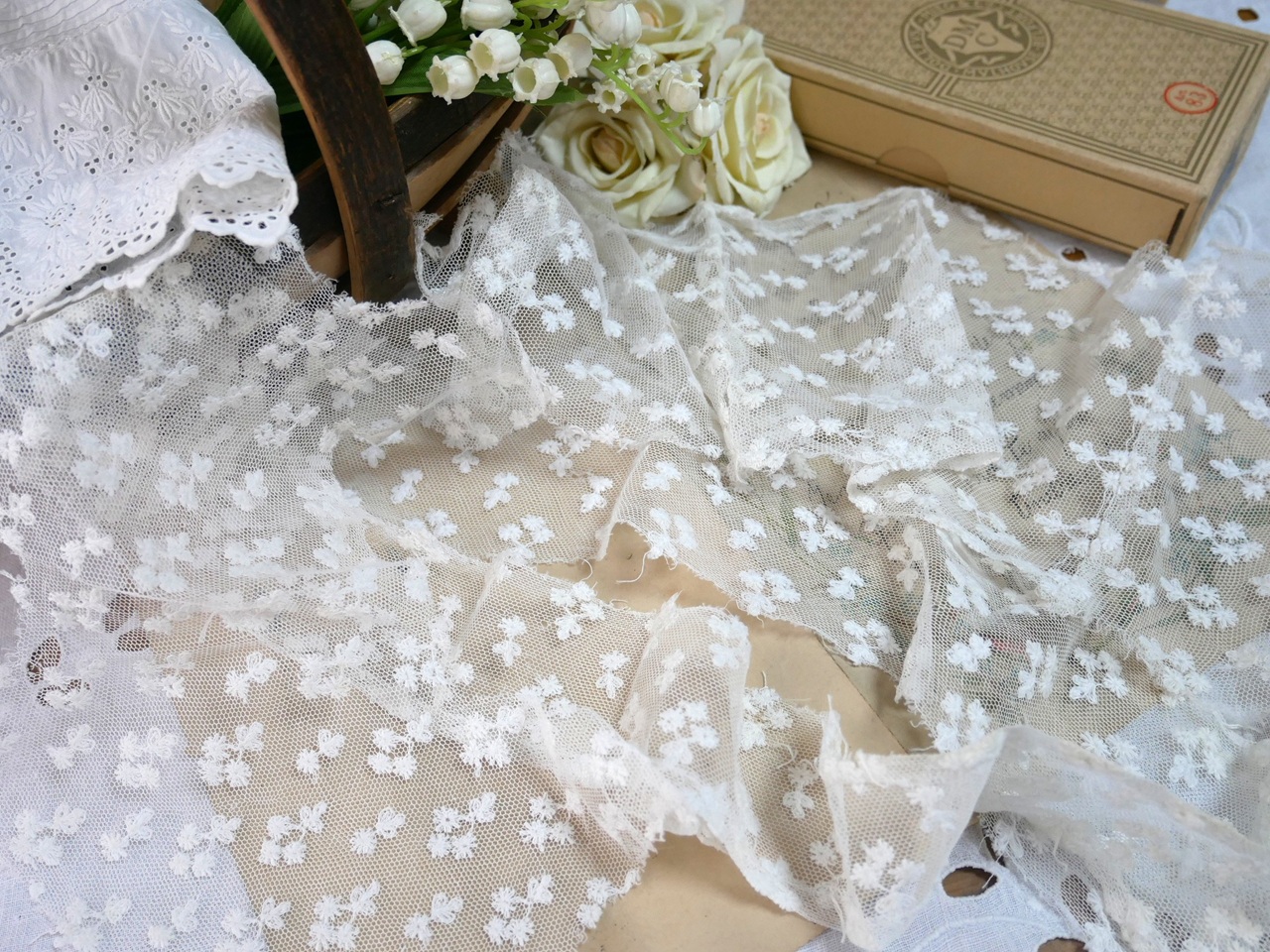 フランス刺繍入りチュールレースハギレB