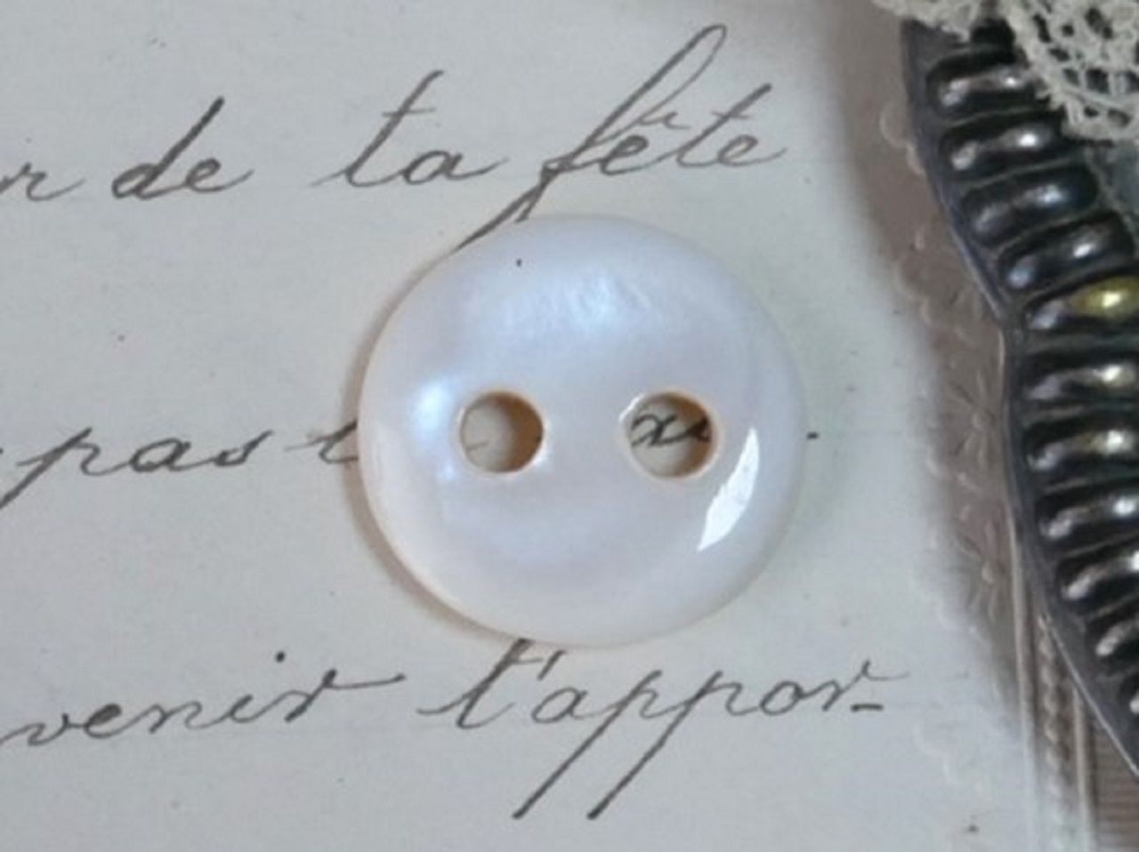 フランスアンティークマザーオブパールホワイトボタン