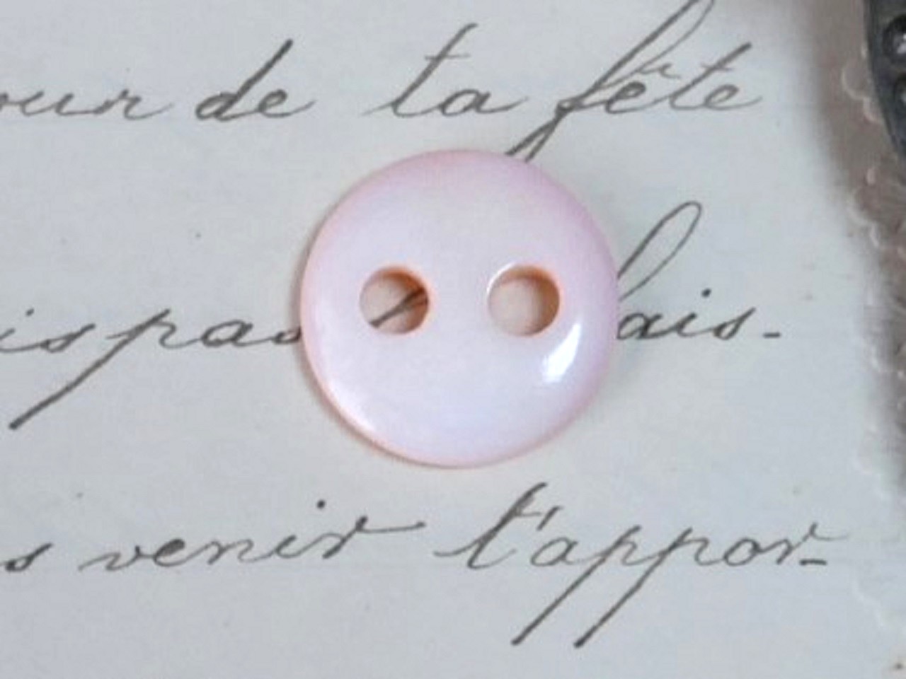 フランスアンティークマザーオブパールピンクボタン