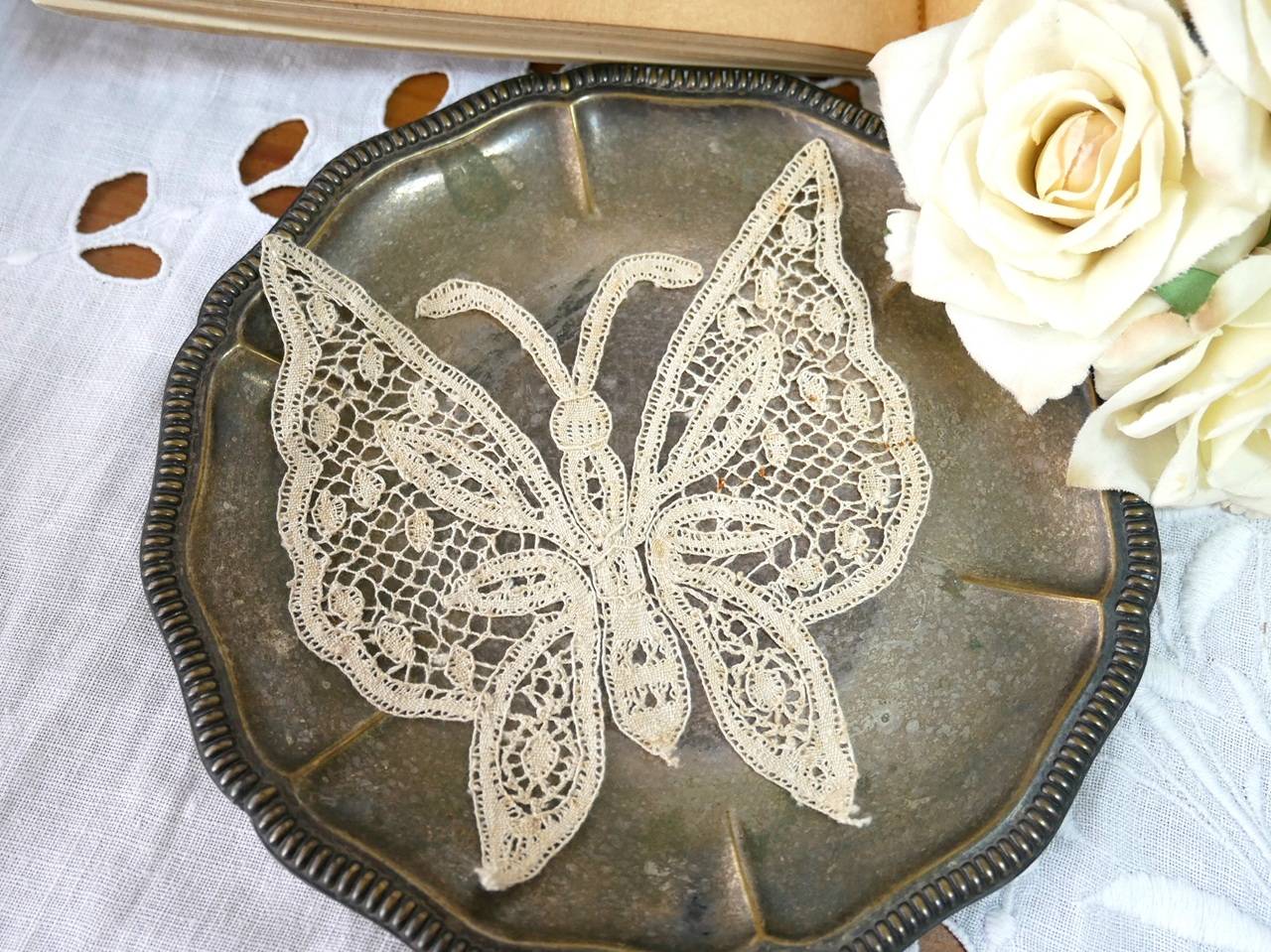 フランスアンティークハンドメイドボビンレースパピヨンモチーフB (11cmX10cm)