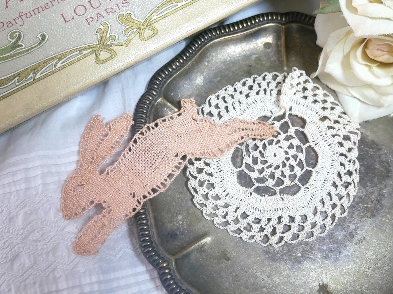 フランスうさぎのボビンレースリネンアップリケとハンドメイドクロッシェレース2点セットB