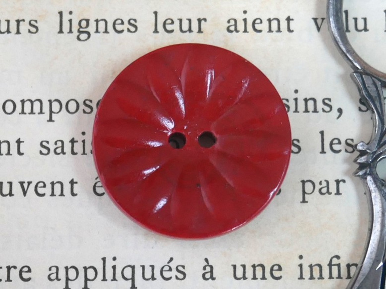 フランスヴィンテージフラワーレリーフレッドウッドボタン（直径2.3cm）