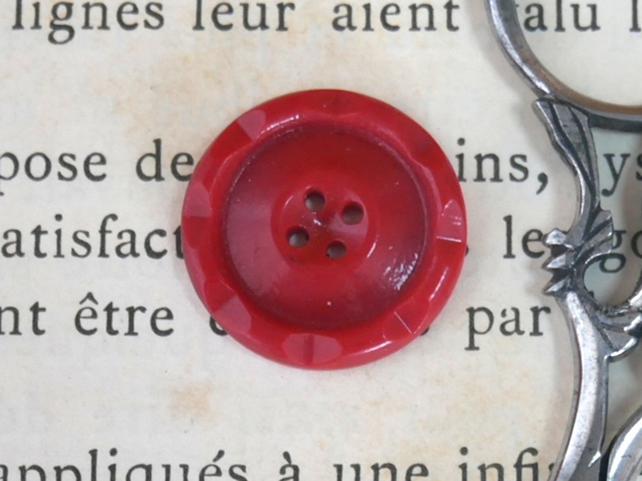 フランスヴィンテージチェリーレッドガラリスボタン（直径1.8cm）