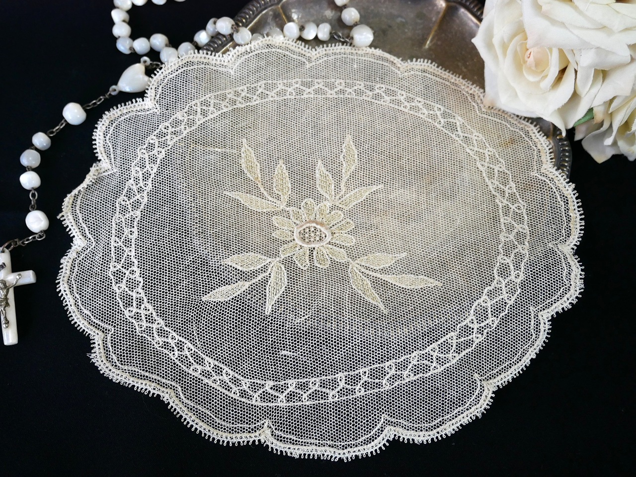 フランスアンティーク繊細なネットレースと花刺繍のオーバルドイリー