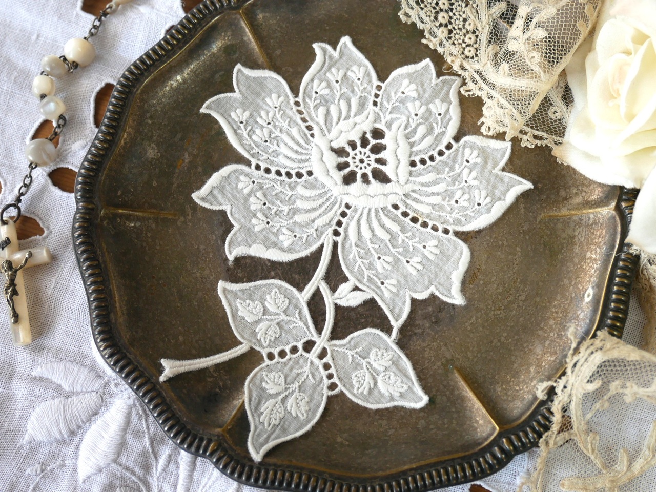 SALE❣️フランスアンティークஐ⋆*フリフリ花柄刺繍のベッドカバー アンティーク＆ブロカント / レース / フランスアンティークカット